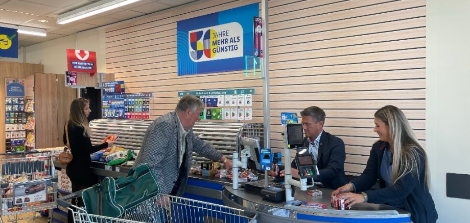 Bürgermeister Steffen Jung an der Lidl Kasse