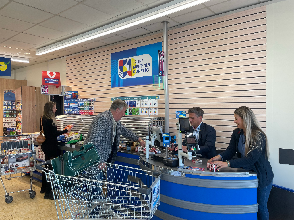 Bürgermeister Steffen Jung an der Lidl Kasse