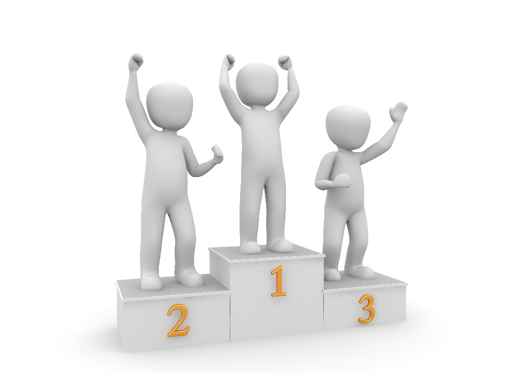 Drei weiße Figuren auf dem Siegerpodest