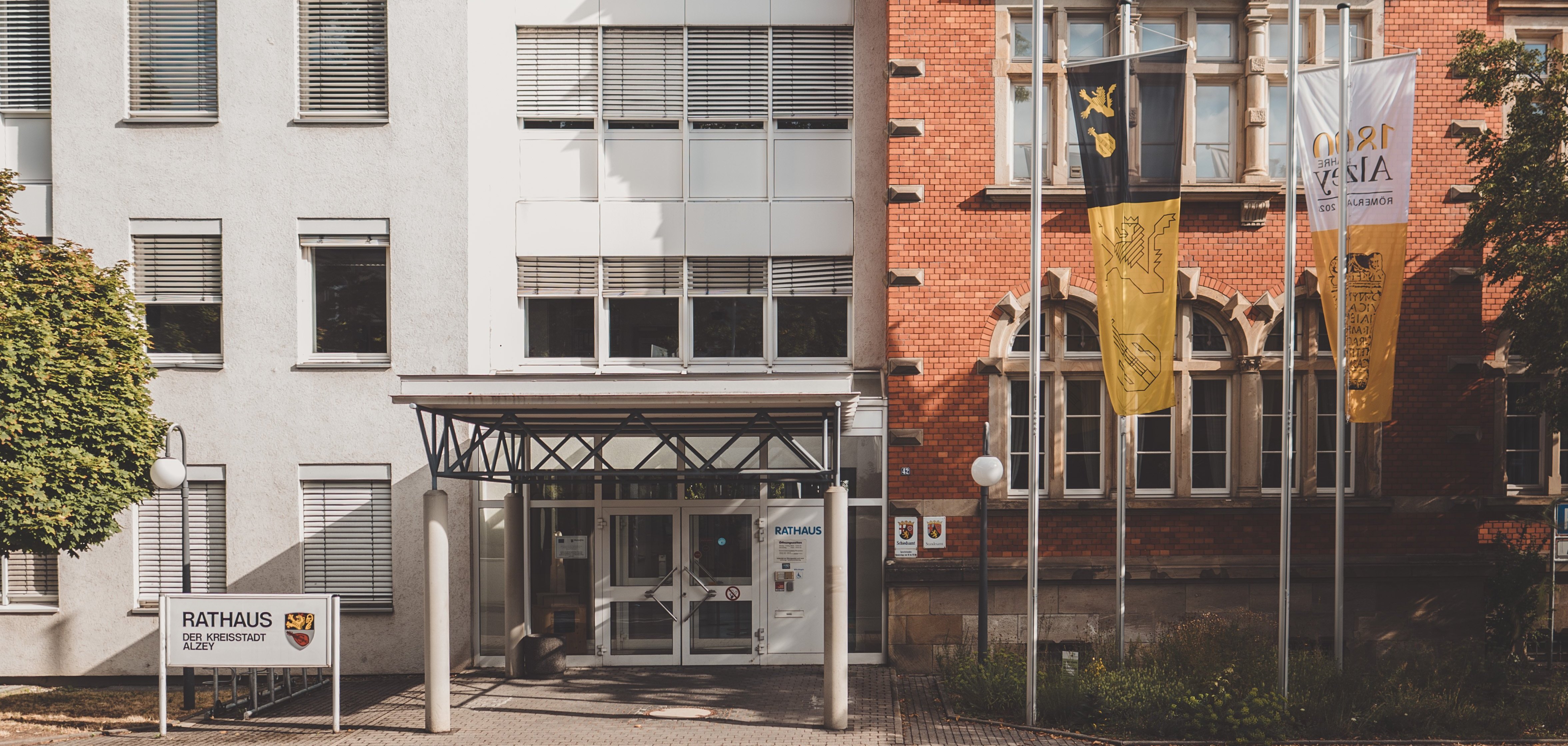 Das Rathaus der Stadt Alzey. Zu sehen ist der Eingangsbereich, der als Verbindungsstück zwischen dem Altbau und dem Neubau dient.