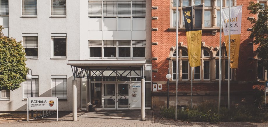 Das Rathaus der Stadt Alzey. Zu sehen ist der Eingangsbereich, der als Verbindungsstück zwischen dem Altbau und dem Neubau dient.