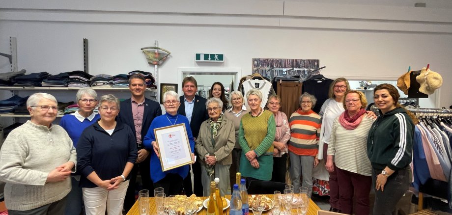 Landrat Heiko Sippel (6.v.l.) überreichte im Beisein von Bürgermeister Steffen Jung (4.v.l.) die Urkunde mit dem Titel „Ehrenamt des Monats“ an das Team der Kleiderkammer der Regionalen Diakonie Rheinhessen in Alzey. 