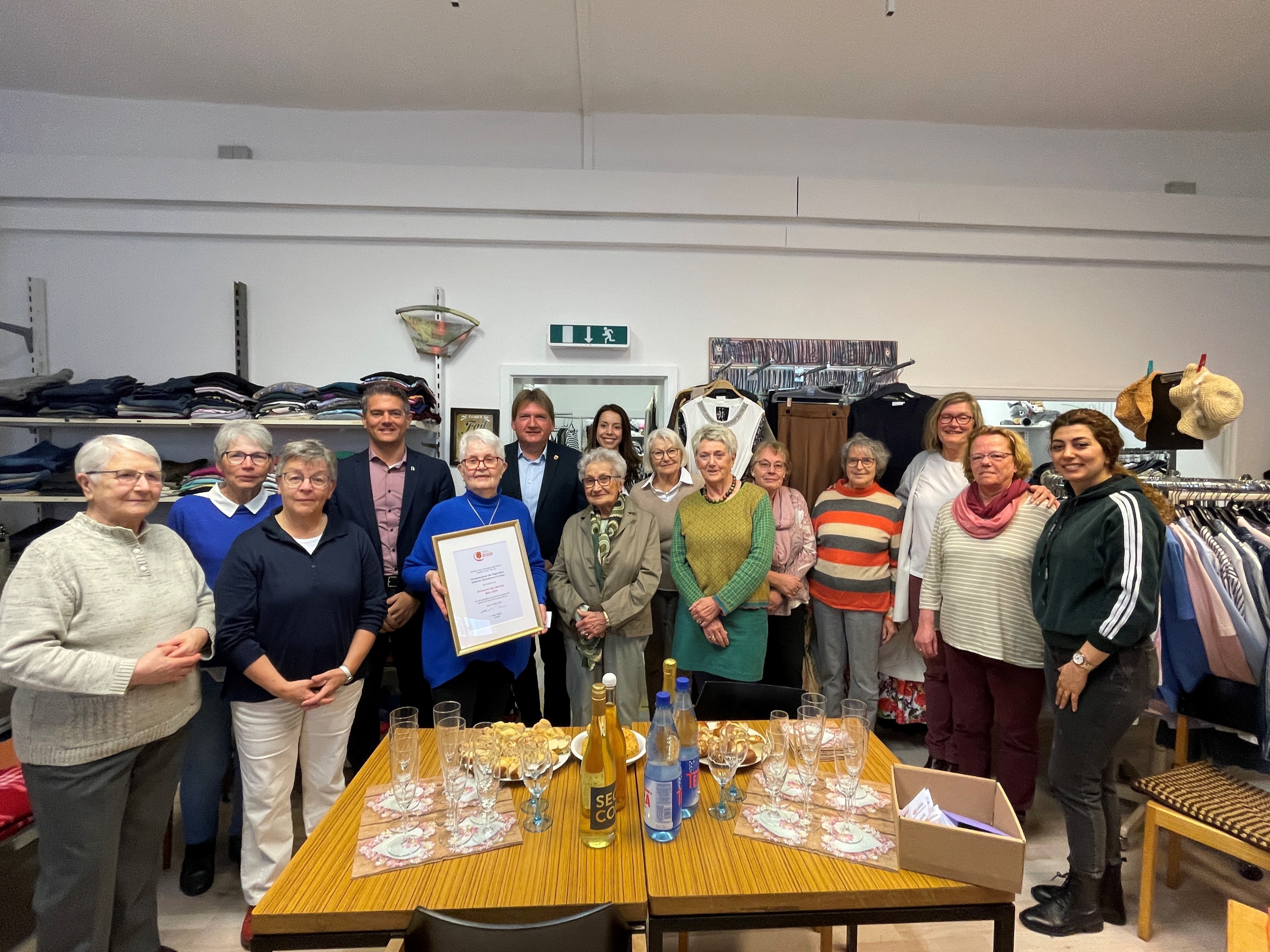 Landrat Heiko Sippel (6.v.l.) überreichte im Beisein von Bürgermeister Steffen Jung (4.v.l.) die Urkunde mit dem Titel „Ehrenamt des Monats“ an das Team der Kleiderkammer der Regionalen Diakonie Rheinhessen in Alzey. 