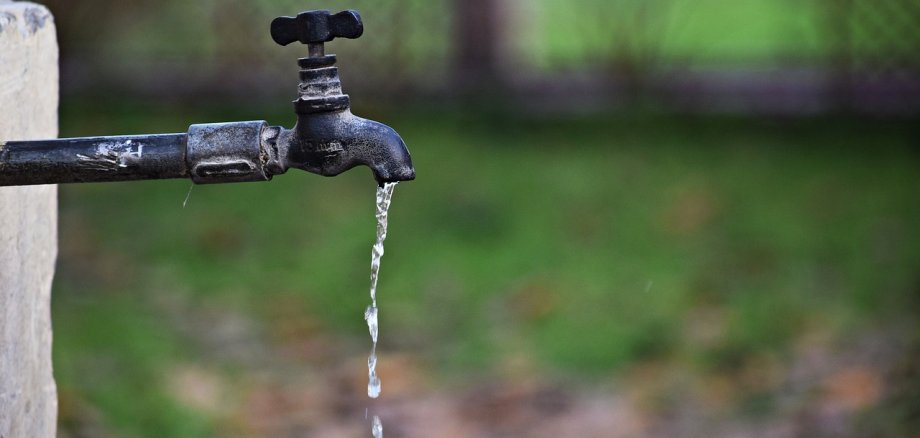 Ein laufender Wasserhahn