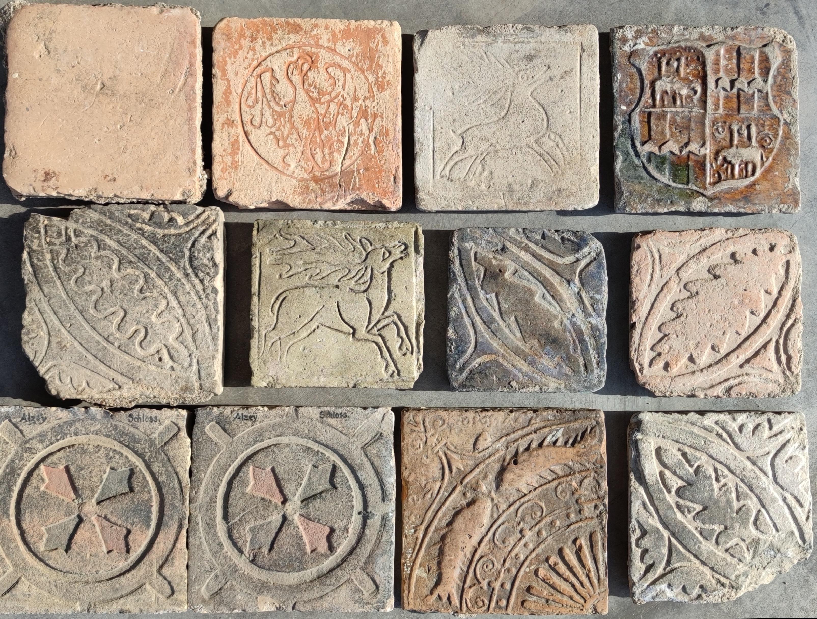 Bodenfliesen unterschiedlicher Herkunft