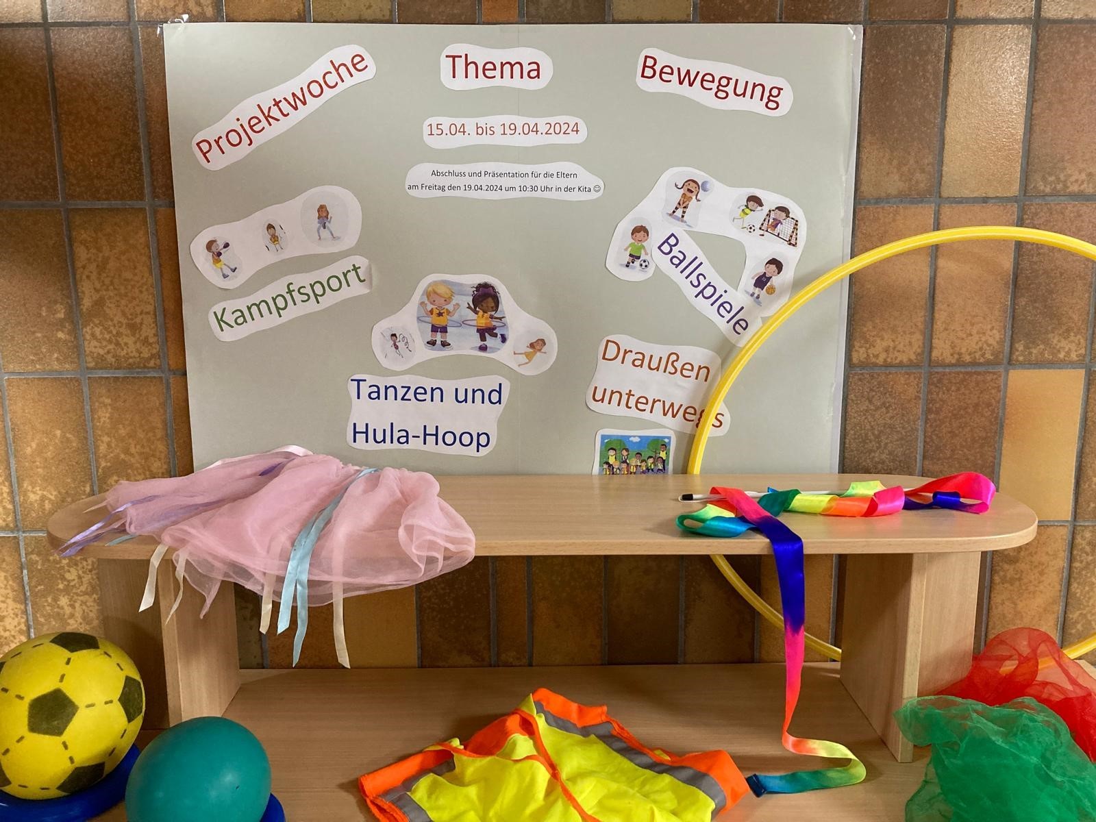 Eine Pinnwand, an welcher der Zeitraum der Projektwoche stattfindet, dem 15. April bis 19. April und die verschiedenen Projekte: Kampfsport, Tanzen und Hula-Hoop, Draußen unterwegs und Ballspiele.
