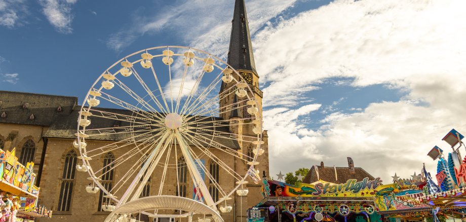 Das Alzeyer Riesenrad auf dem Obermarkt vor der Nikolaikirche.