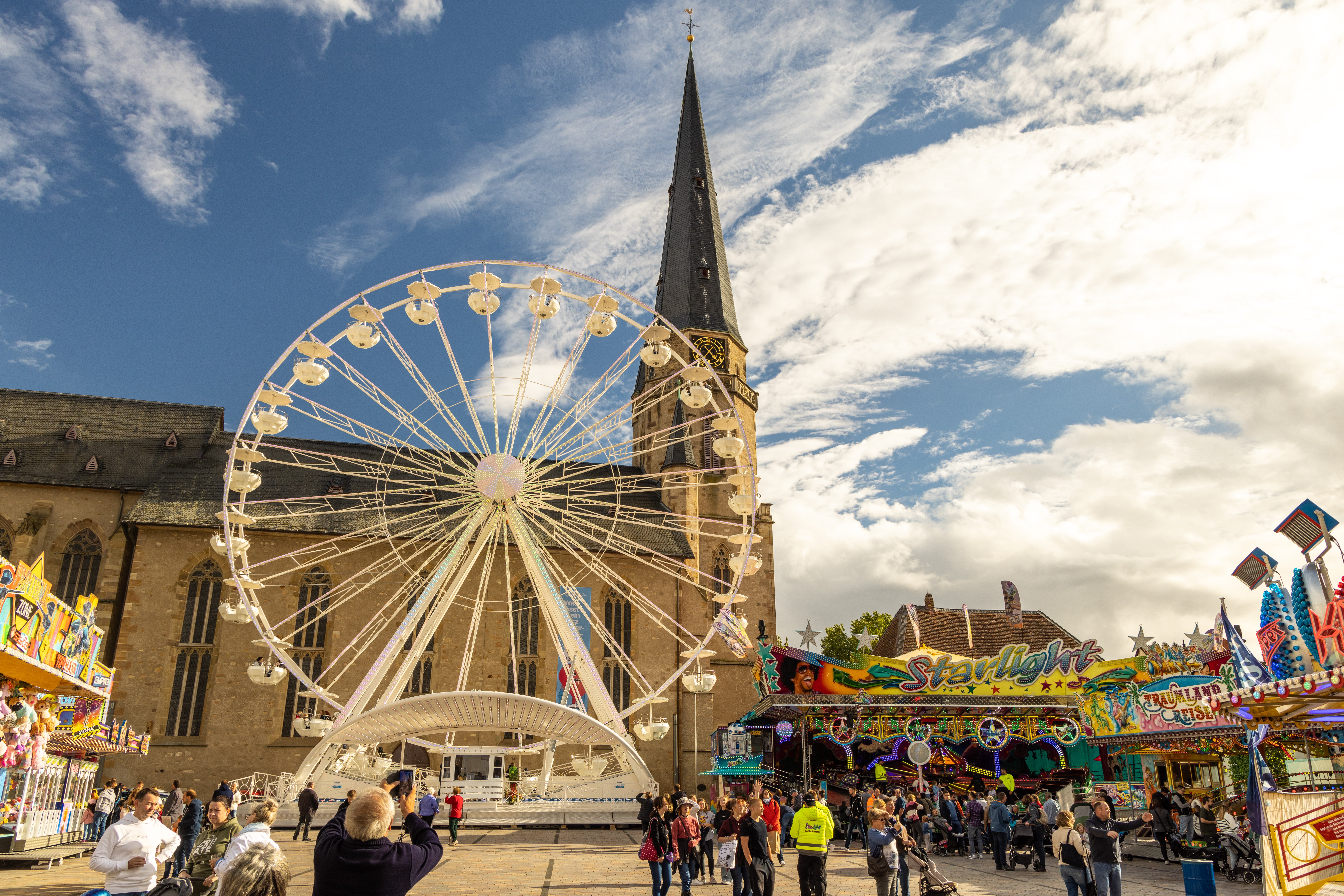 Das Alzeyer Riesenrad auf dem Obermarkt vor der Nikolaikirche.
