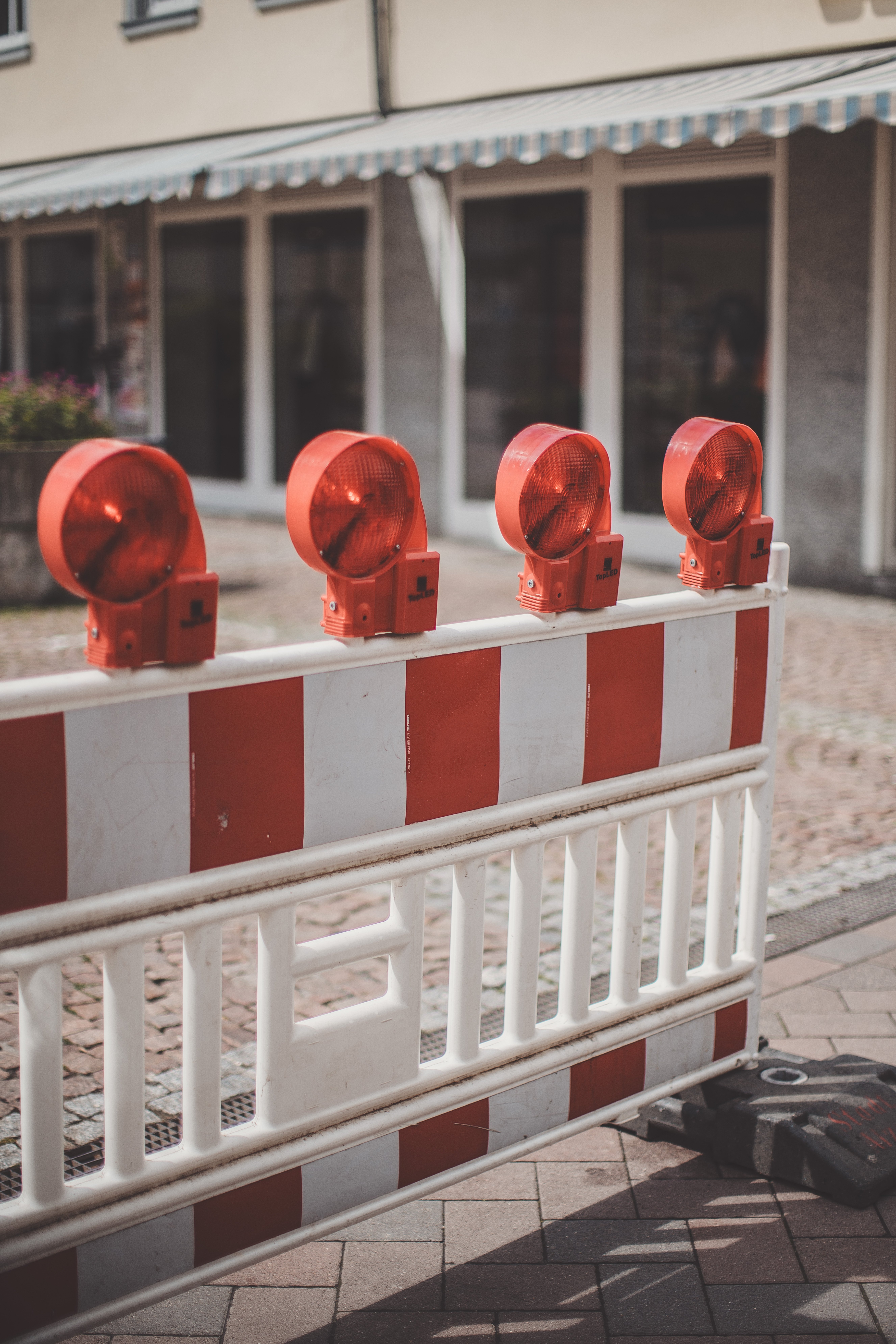 Eine rot-weiße Warnbarke weist auf eine Baustelle hin.