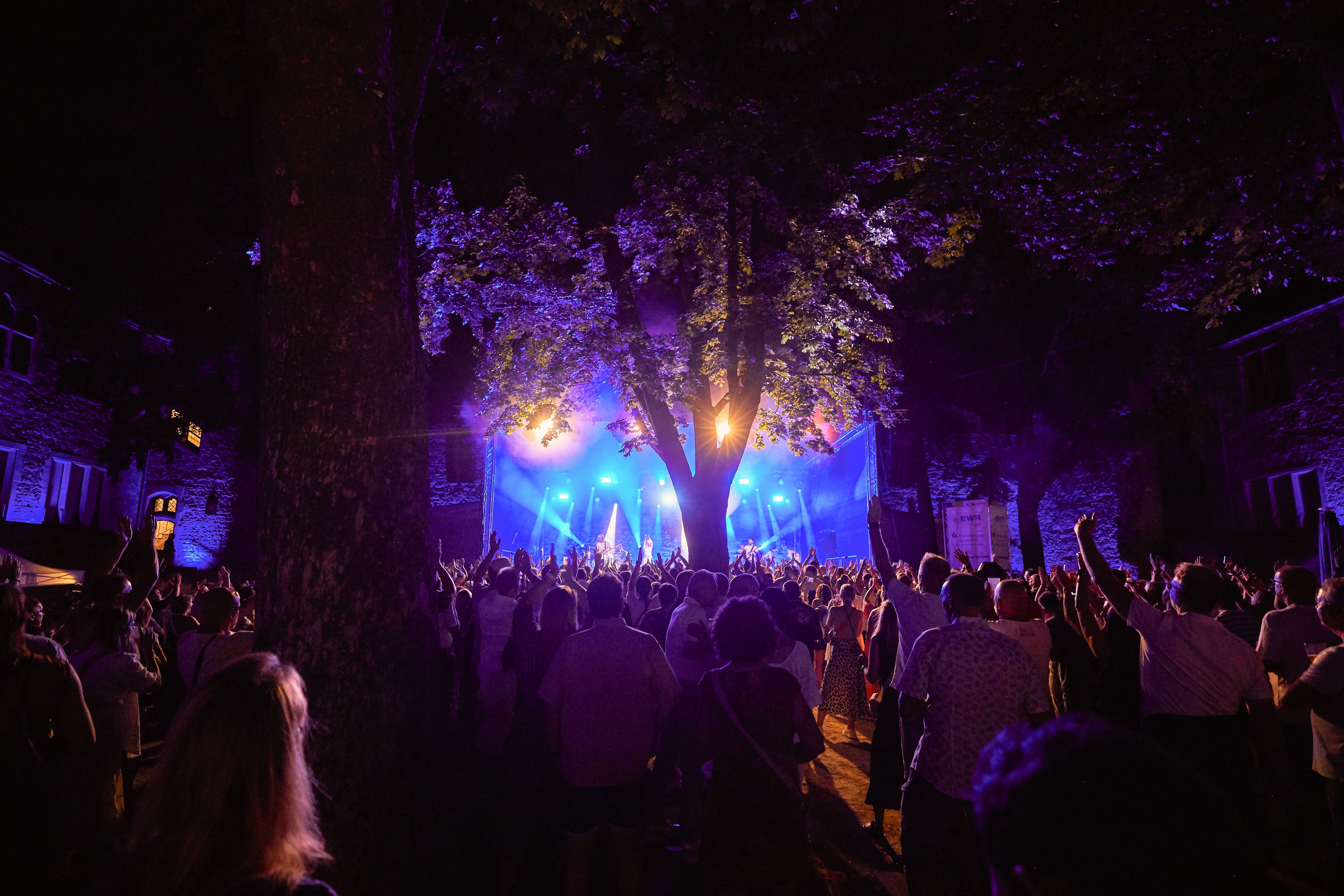 Band mit Sängerin Vanessa Mai auf der Bühne von Da Capo im Schlosshof