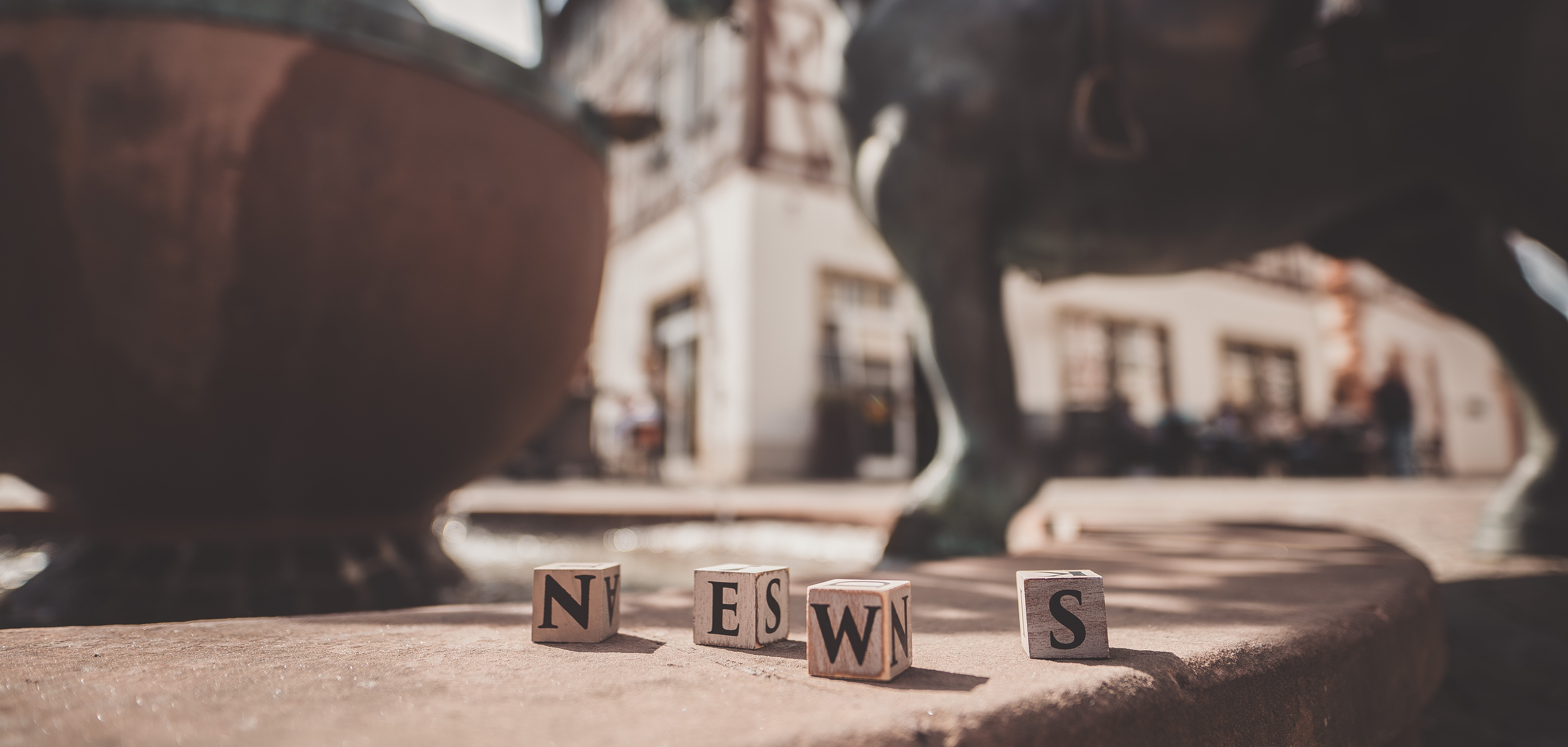 Der Roßmarkt mit vier Buchstaben, die das Wort "NEWS" formen.