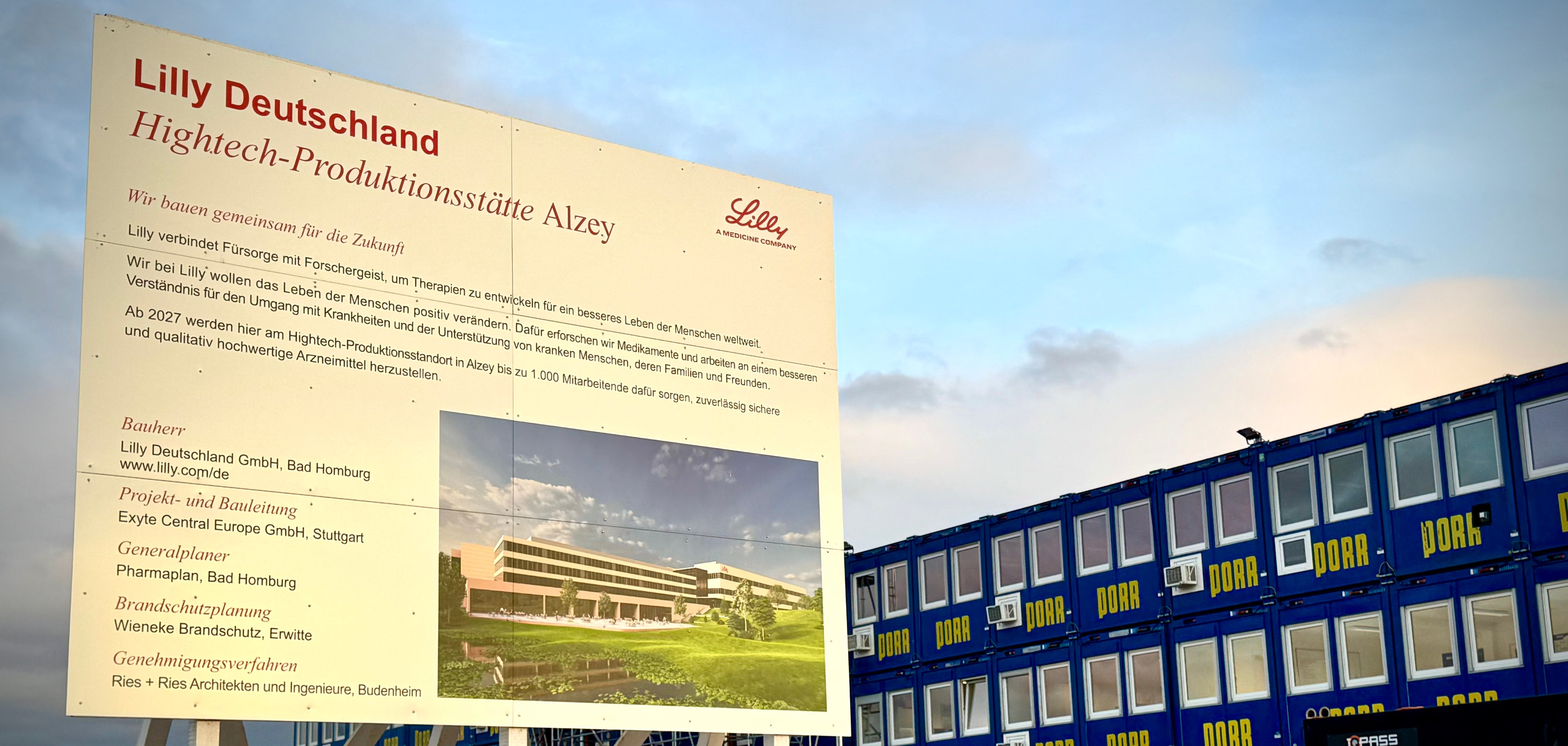 Das Bauschild für die Baustelle der Lilly Produktionsstätte