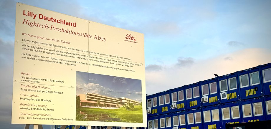 Das Bauschild für die Baustelle der Lilly Produktionsstätte