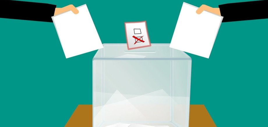 Personen werden Wahlzettel in eine Urne