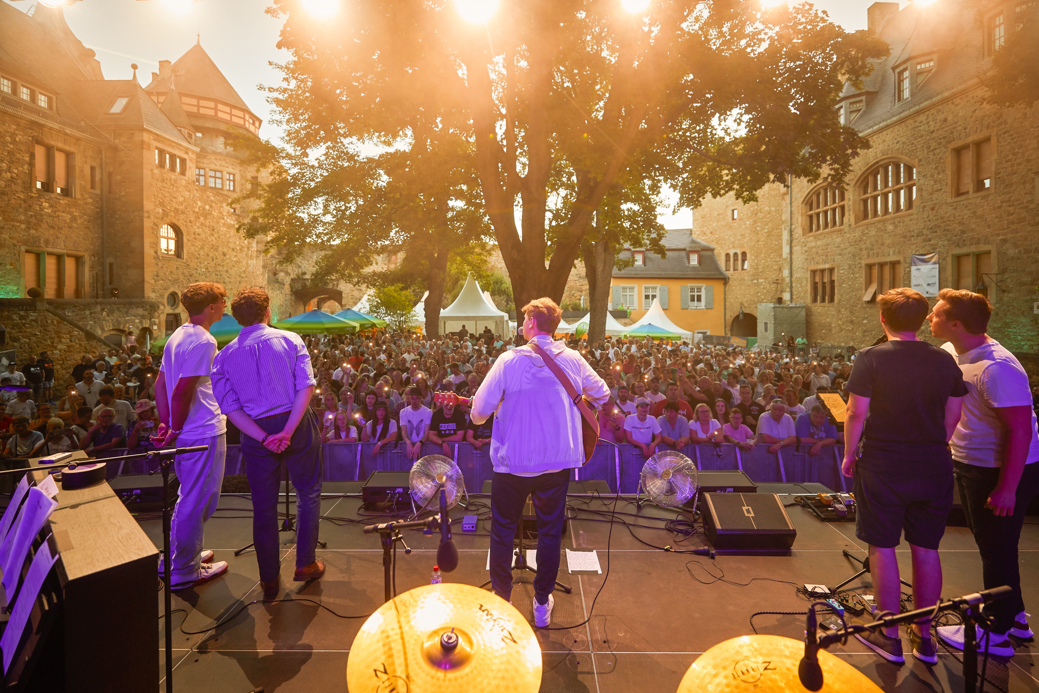 Eine Band auf der Bühne