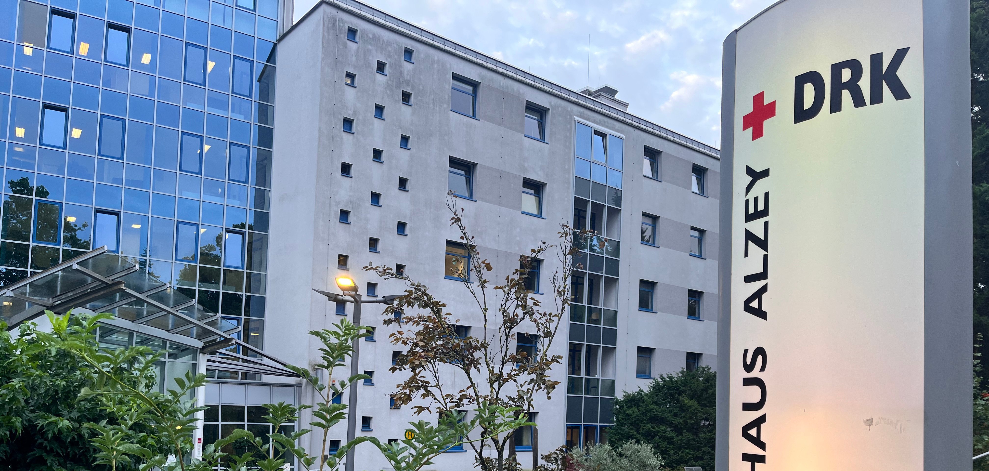 Der Eingangsbereich des Alezyer DRK Krankenhaus mit einer leuchtenden Säule im Vordergrund.