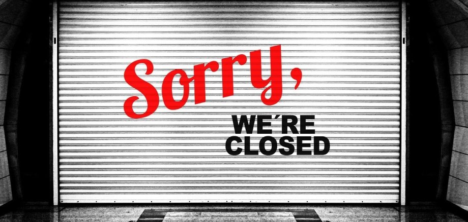 Ein Rolltor mit der Aufschrift "Sorry, we are closed"