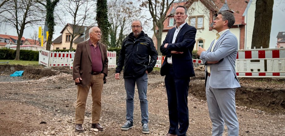 Verschiedene Personen stehen auf der Baustelle vom JUKU in Alzey