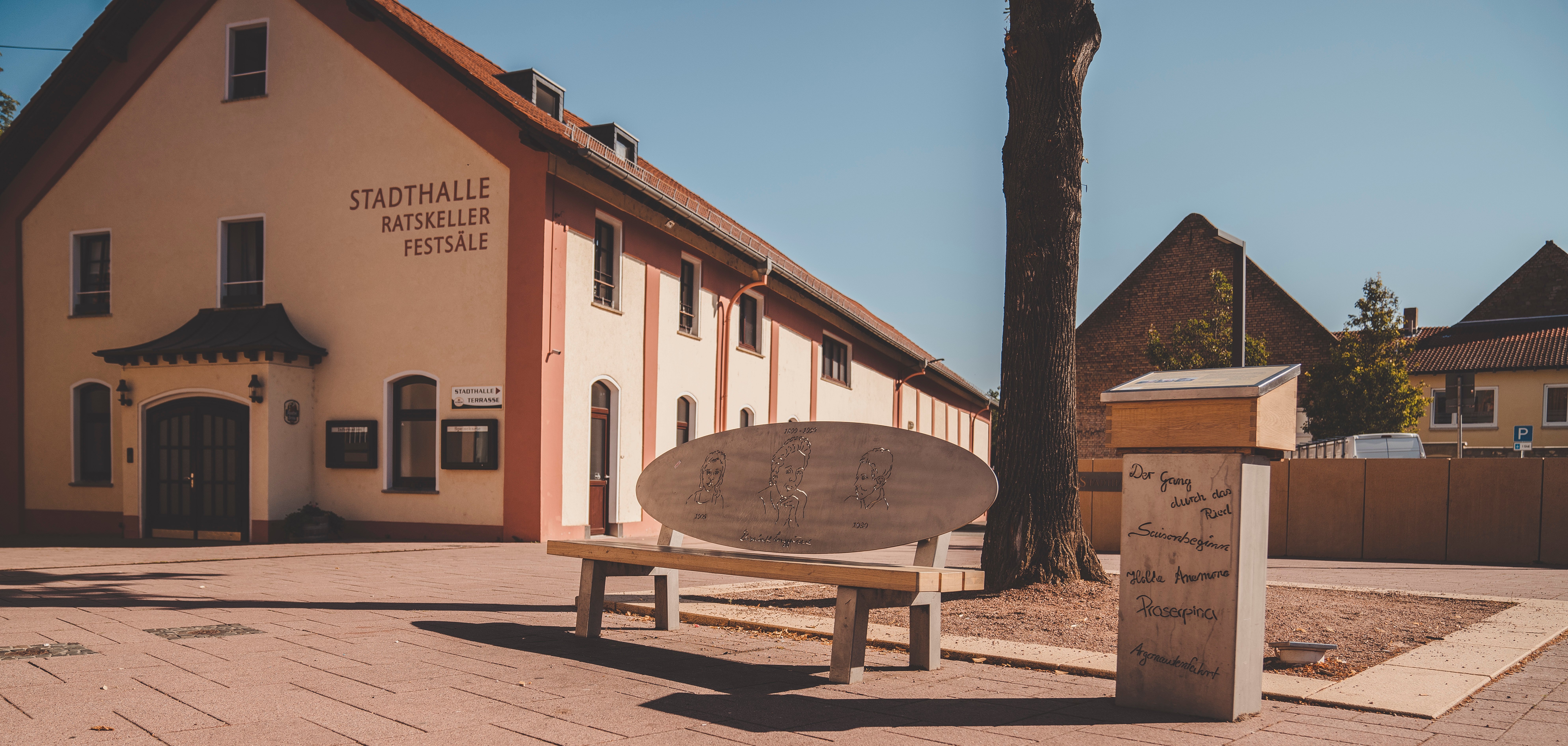 Das Gebäude der Alzeyer Stadthalle mit dem Platz im Vordergrund