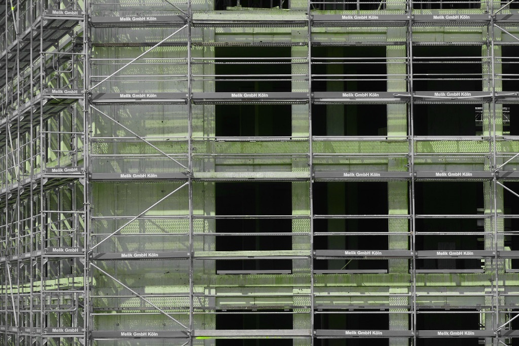 Mehrstöckiger Rohbau mit Baugerüst