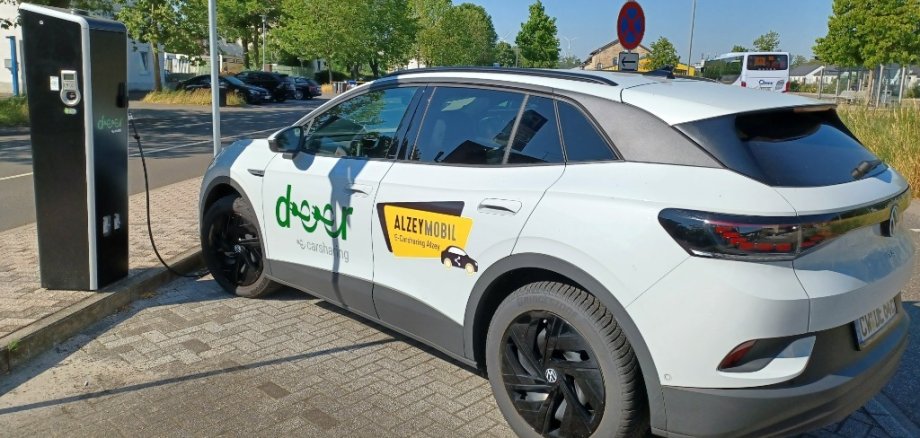Das Auto von deer Carsharing ist am Alzeyer Bahnhof zu finden. ©Stadtverwaltung Alzey