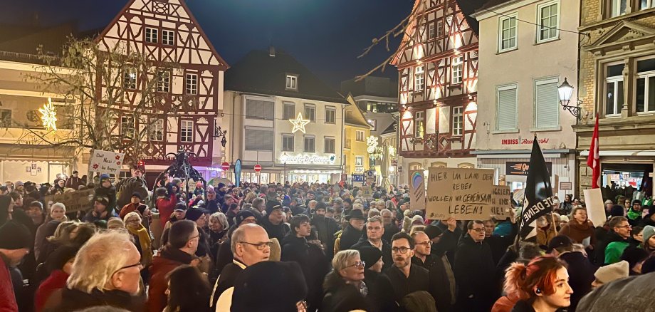 Eine Menschenmenge vor den illuminierten Gebäuden des Roßmarktes