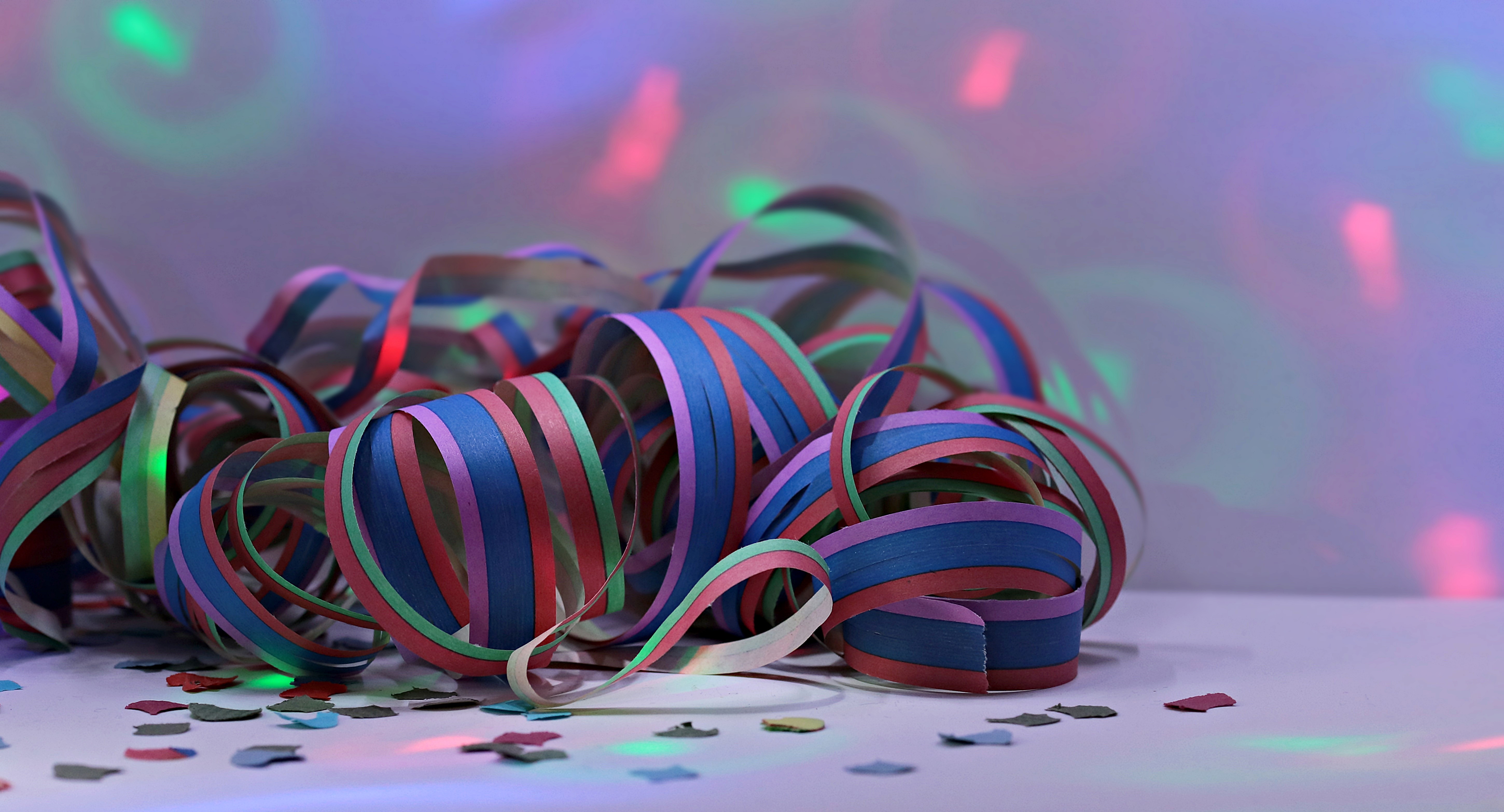 Konfetti und Luftschlangen auf einem Tisch