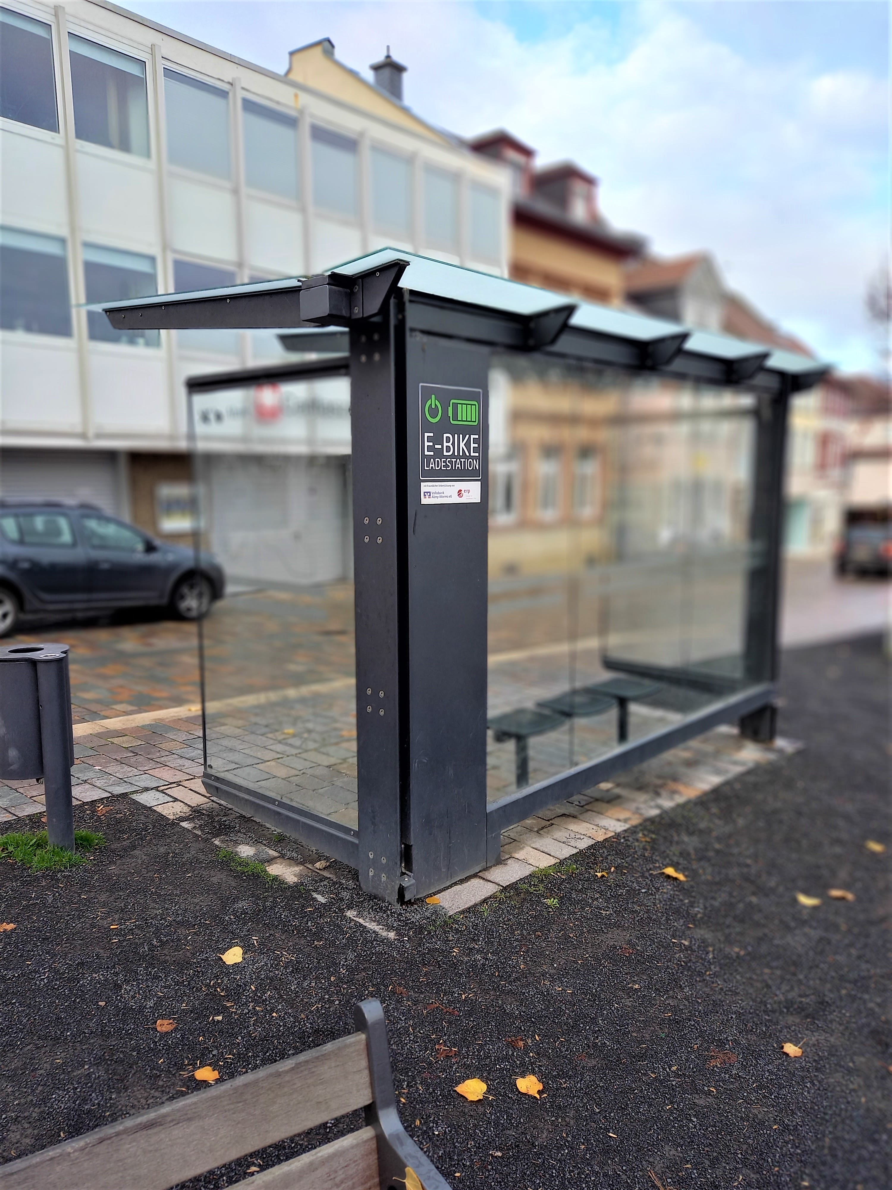 Ein Buswartehäuschen mit Ladestation für E-Bikes