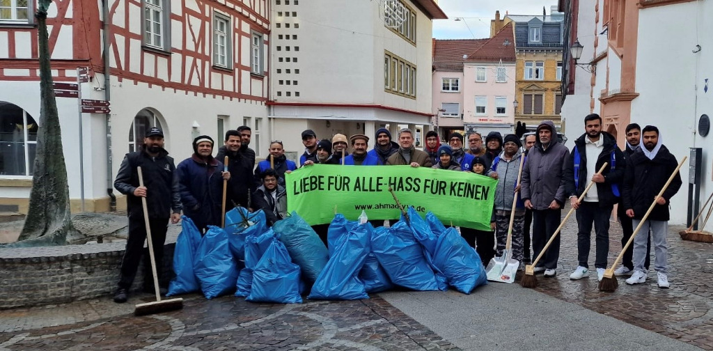 Insgesamt zwölf Säcke Müll sammelten die Freiwilligen der Ahmadiyya-Gemeinde am Neujahrsmorgen in der Innenstadt.