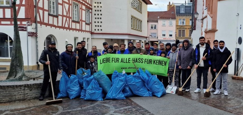 Insgesamt zwölf Säcke Müll sammelten die Freiwilligen der Ahmadiyya-Gemeinde am Neujahrsmorgen in der Innenstadt.