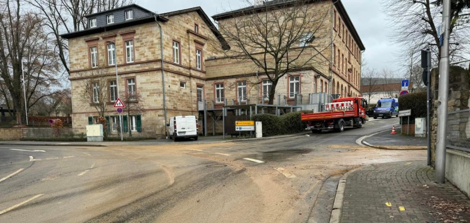 Am 24. Dezember kam es zu einem Wasserrohrbruch, der die Fahrbahn der Pestalozzistraße unterspülte. 