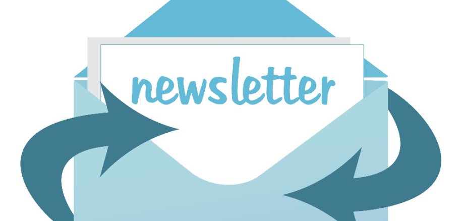 Blauer Brief mit Pfeilen und dem Inhalt "Newsletter"
