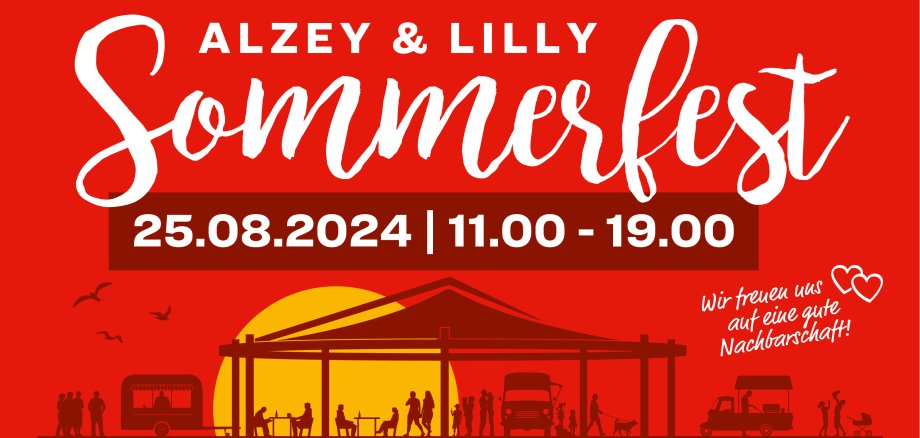 Ein rotes Plakat mit weißer Schrift, auf dem groß Sommerfest steht, sowie das Datum. hinter einer gelben Sonne sind ein großes Zeltdach und verschiedene kleine Wägen, Stände und Menschen zu sehen.
