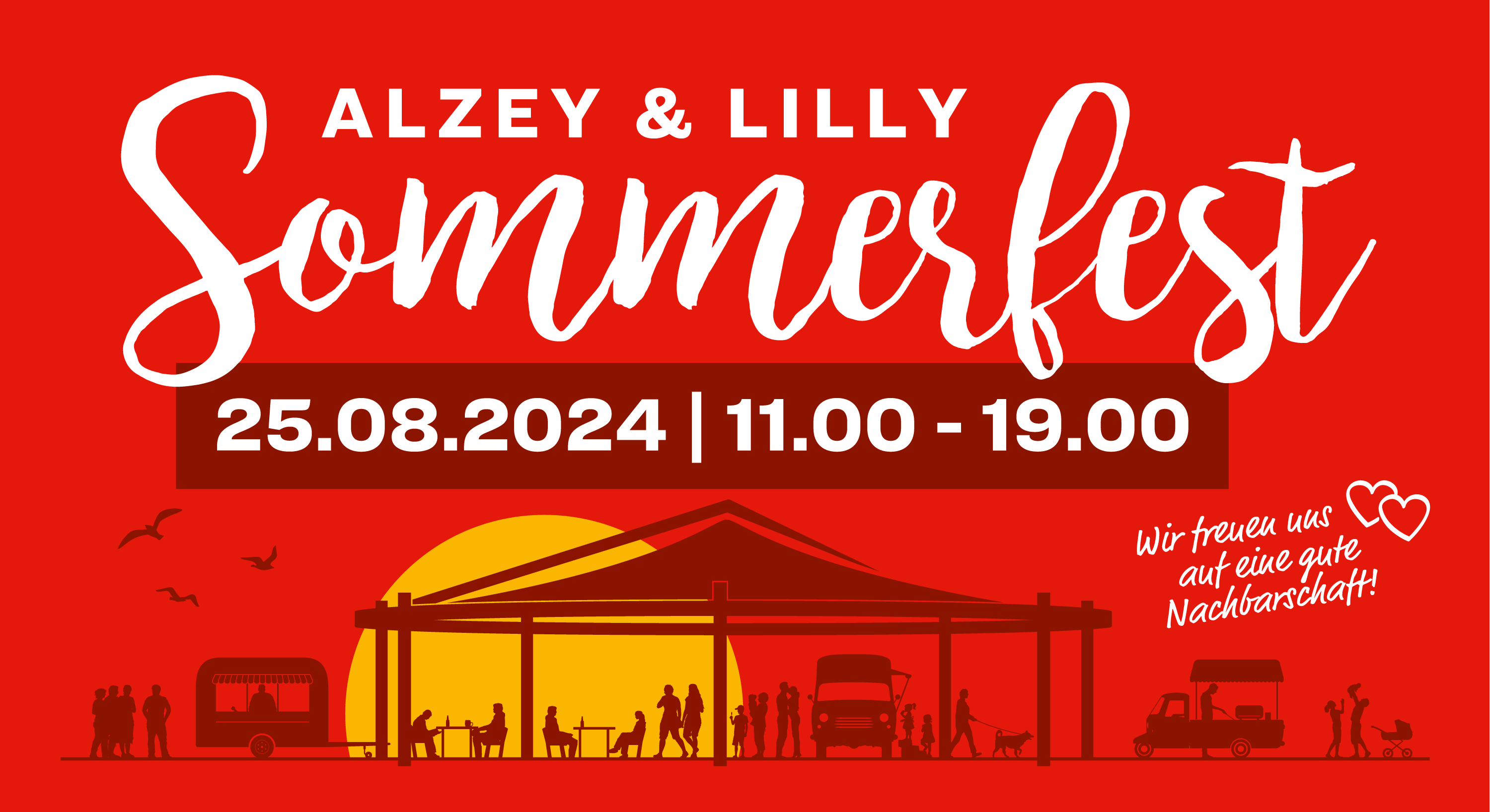 Ein rotes Plakat mit weißer Schrift, auf dem groß Sommerfest steht, sowie das Datum. hinter einer gelben Sonne sind ein großes Zeltdach und verschiedene kleine Wägen, Stände und Menschen zu sehen.