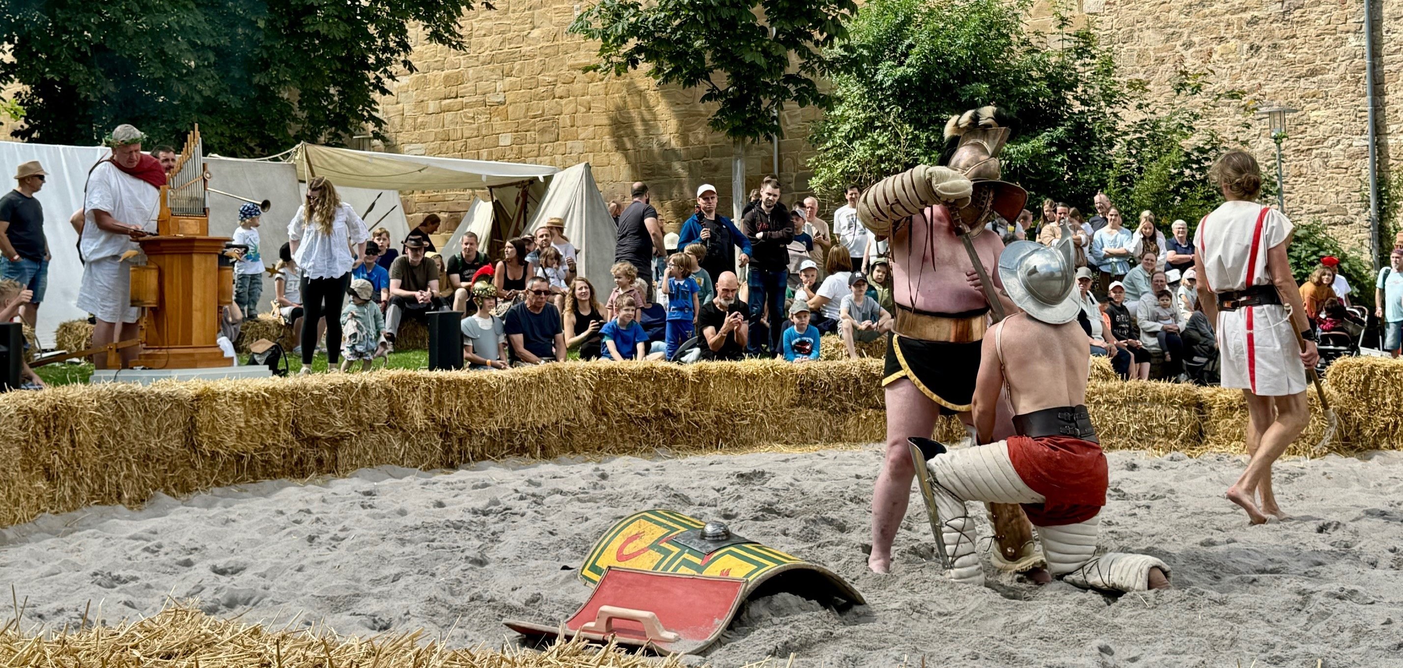 Ein Gladiator hat seinen Gegener zu Boden gerungen. Das Publikum entscheidet über Leben und Tot - wie vor rund 2.000 Jahren in den großen Arenen des römischen Reiches.