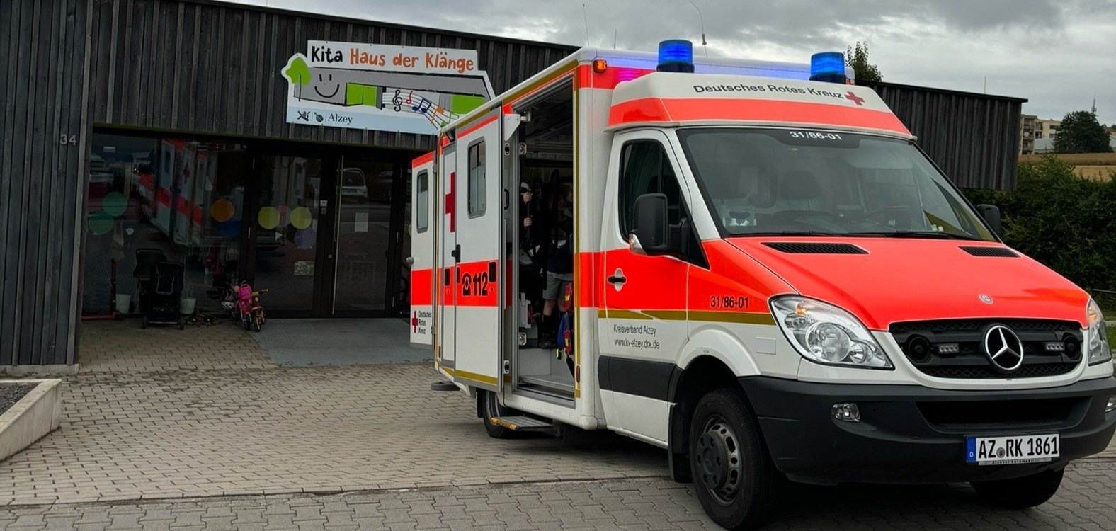 Ein Rettungswagen steht vor dem Eingangsbereich der Kita Haus der Klänge.