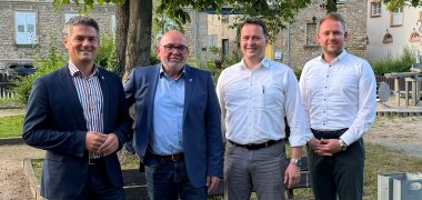 Vier Männer stehen gemeinsam auf dem Spielplatz in Heimersheim.