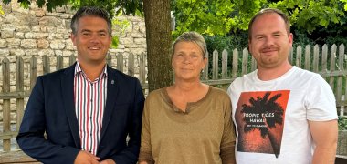Zwei Männer und eine Frau stehen im Dorfgemeinschaftshaus von Schafhausen.