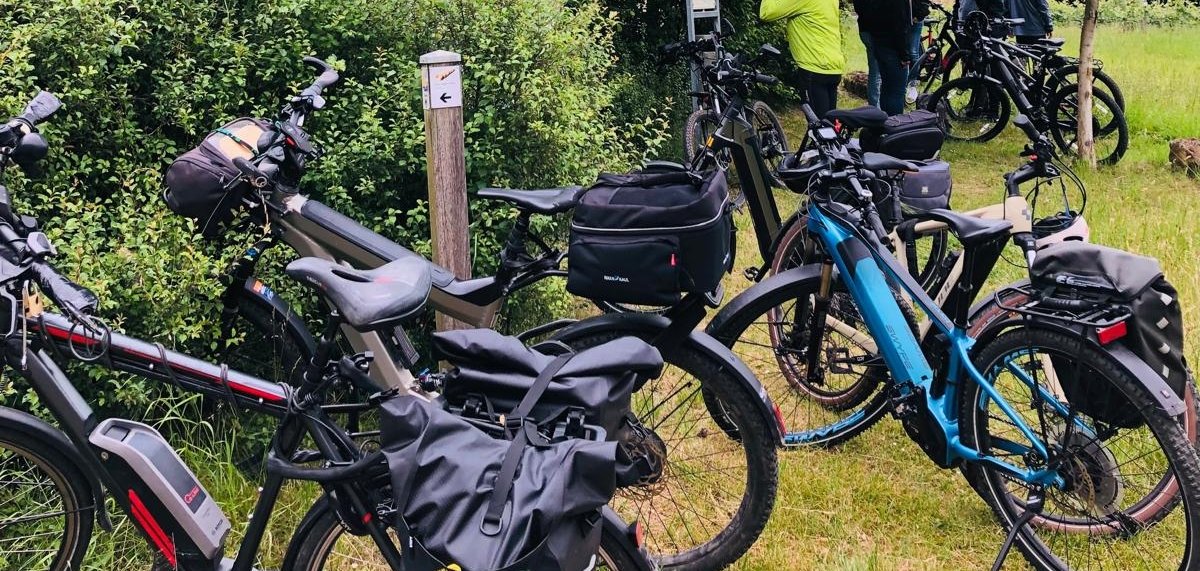 Mehrere abgestellte Fahrräder während einer Fahrradtour