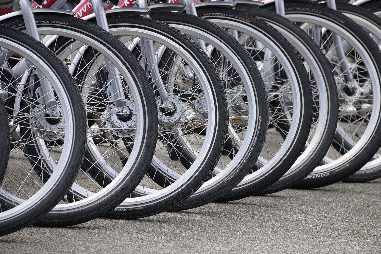 Mehrere Fahrräder aneinandergereiht