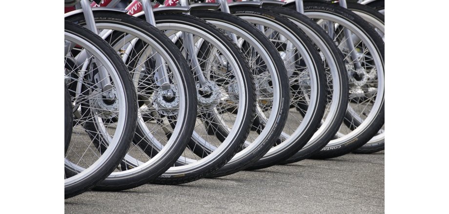 Mehrere Fahrräder aneinandergereiht