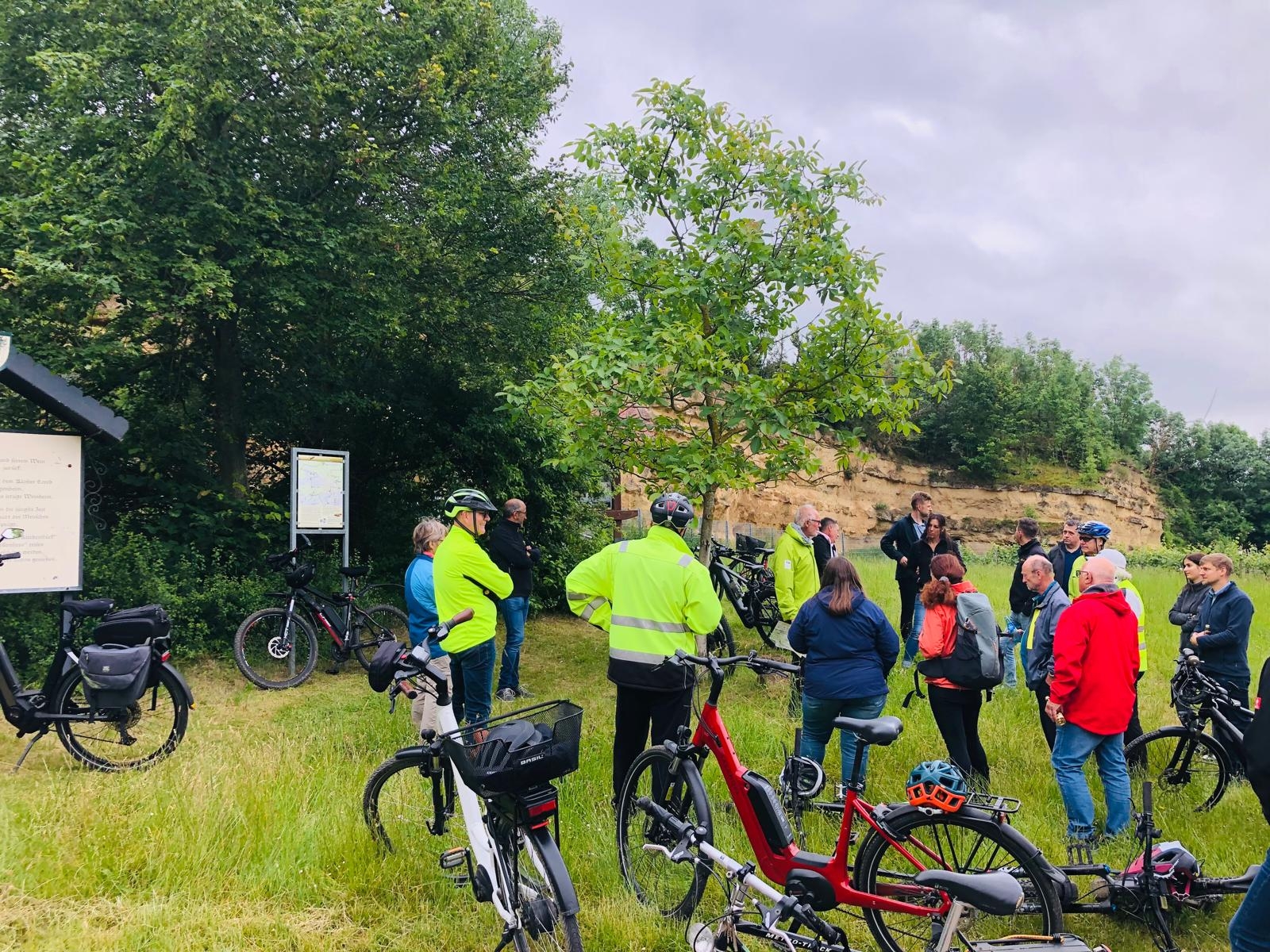 Die Radelnden an der Weinheimer Trift