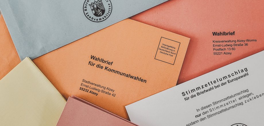 Viele bunte Zettel und Briefumschläge liegen wild übereinander gestapelt.