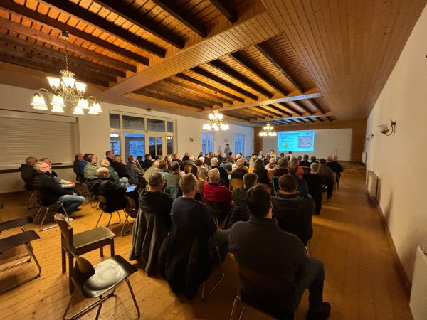 Viele Menschen sitzen in einem Saal und schauen auf die Präsentation zum möglichen Nahwärmenetz in Heimersheim