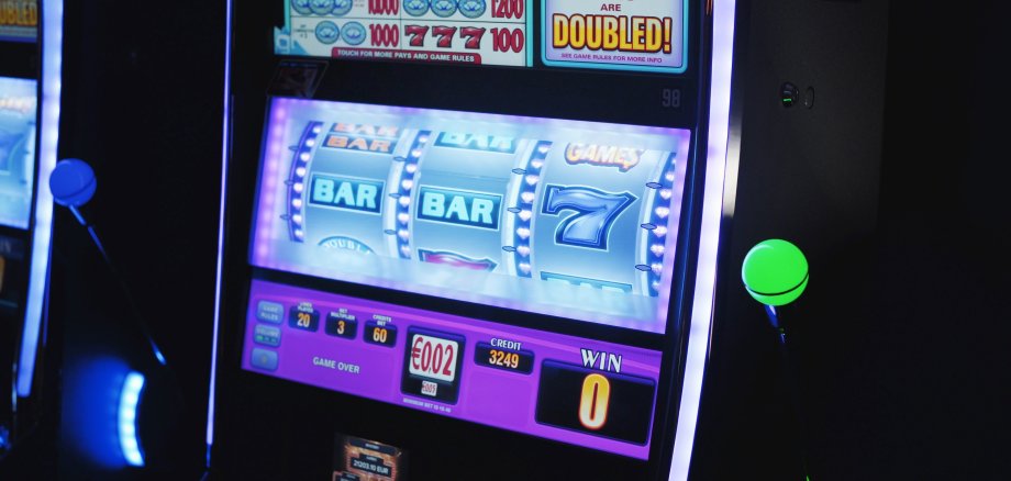 Ein Glücksspielautomat mit hellem Display und bunten Symbolen