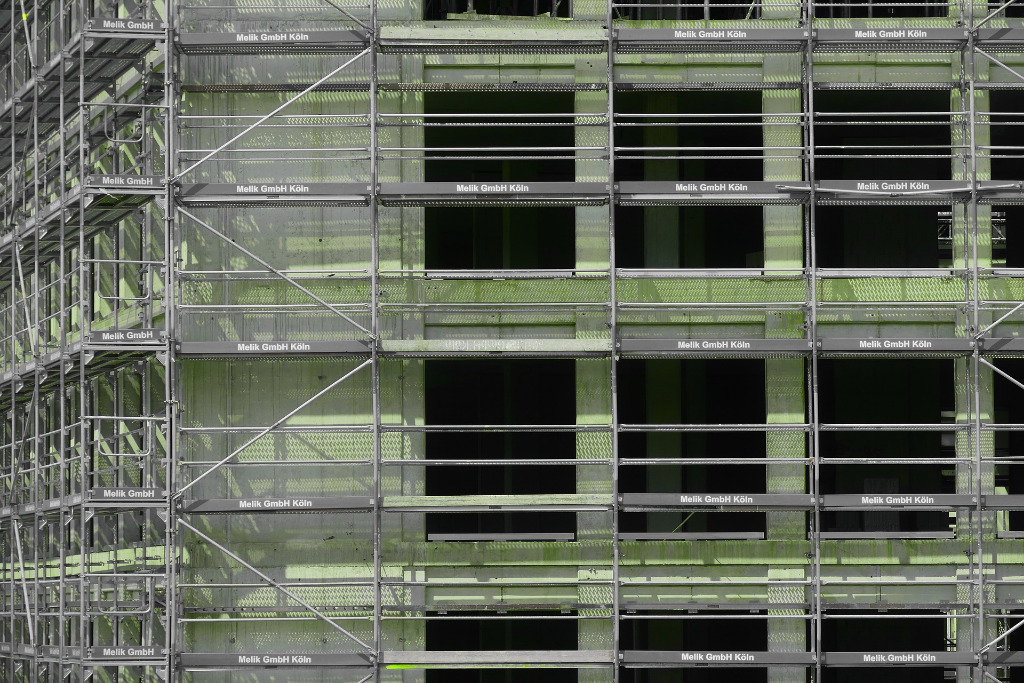 Ein fensterloser Rohbau, der von Gerüst umgeben ist.