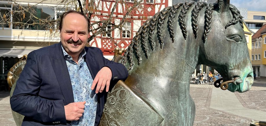 Fernsehkoch Johann Lafer vor dem Stadtmaskottchen Max auf dem Alzyer Rossmarkt.