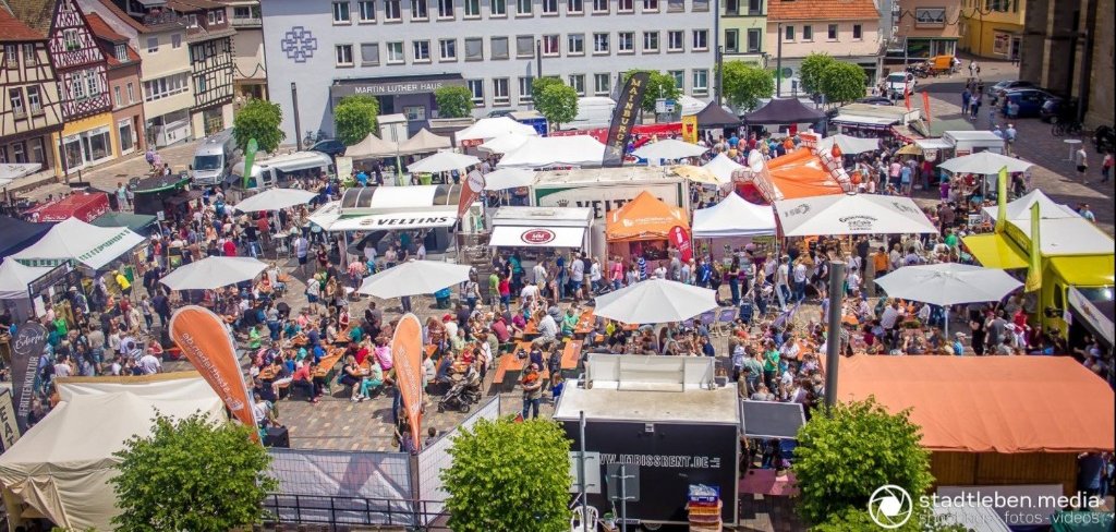 Die Stände des Alzeyer Street Food Festivals auf dem Alzeyer Obermarkt.