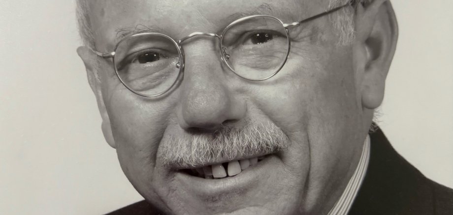 Ein Portrait von Bürgermeister a.D. Knut Benkert in Schwarzweiß.