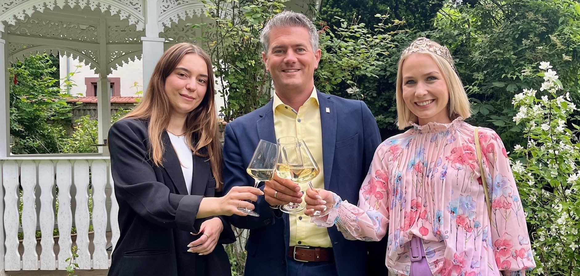 Nicole Fehlinger, Bürgermeister Steffen Jung und die amtierende Alzeyer Weinkönigin, Julia I., stoßen auf die Amtszeit von Nicole I. an.